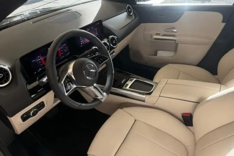 Mercedes-Benz GLA 200 din 2023 cu 4.999 km - oferta MER125131 - foto 9