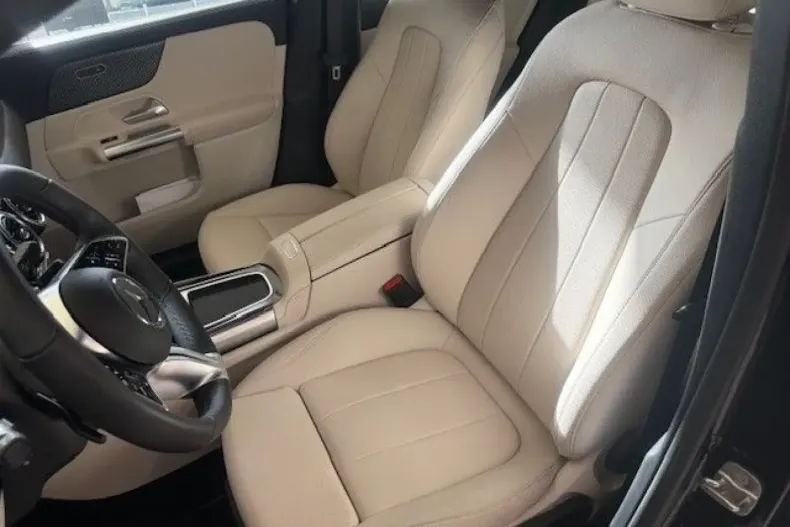 Mercedes-Benz GLA 200 din 2023 cu 4.999 km - oferta MER125131 - foto 10