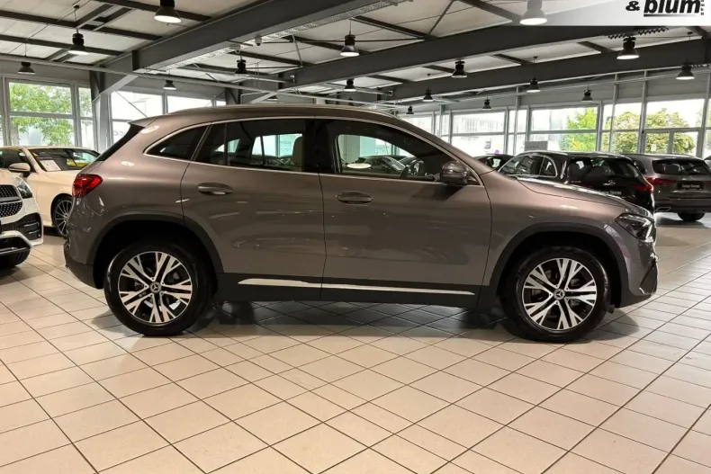 Mercedes-Benz GLA 180 din 2023 cu 1.950 km - oferta MER125136 - foto 3