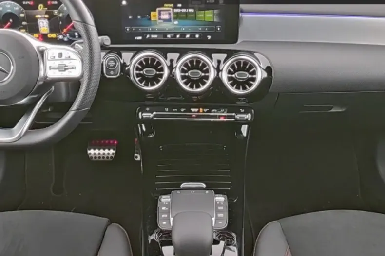 Mercedes-Benz CLA 200 din 2023 cu 11.050 km - oferta MER125137 - foto 4