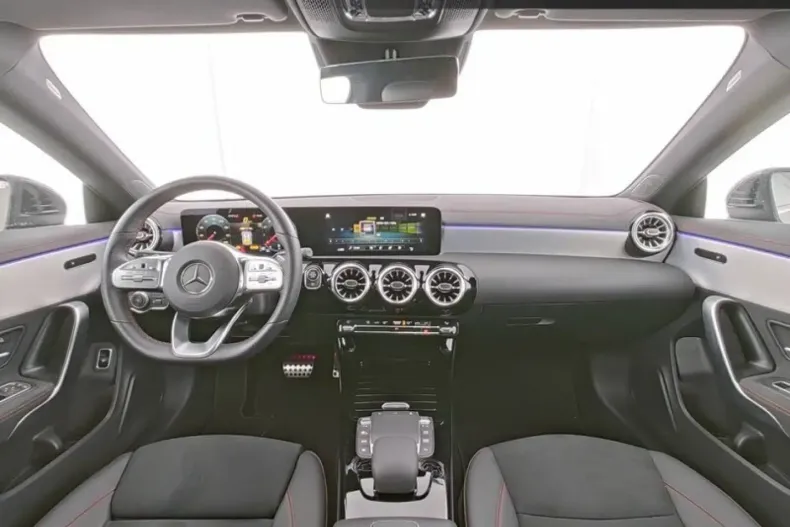 Mercedes-Benz CLA 200 din 2023 cu 11.050 km - oferta MER125137 - foto 6