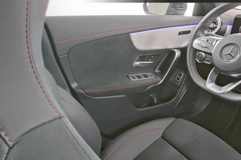 Mercedes-Benz CLA 200 din 2023 cu 11.050 km - oferta MER125137 - foto 8