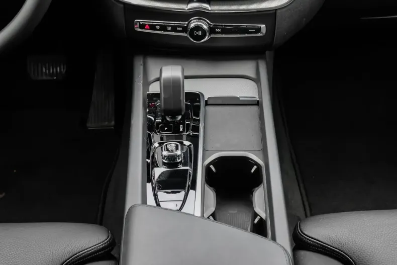 Volvo XC60 din 2023 cu 1.558 km - oferta VOL125147 - foto 13