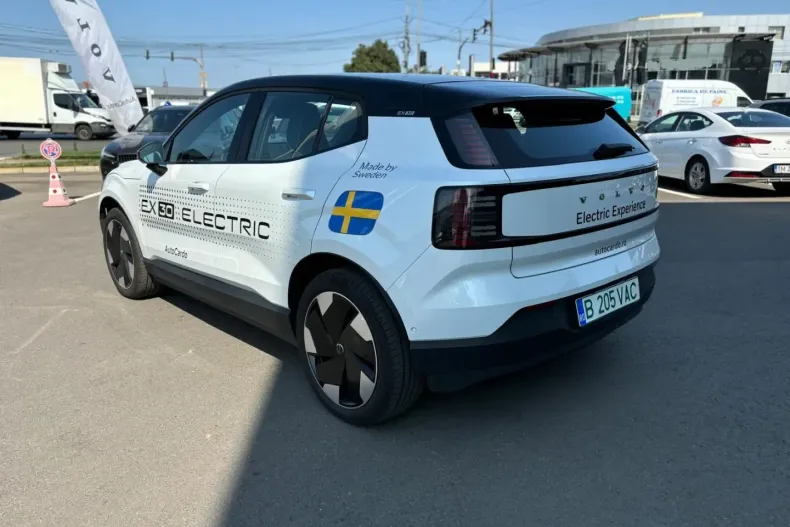 Volvo EX30 din 2024 cu 5.490 km - oferta VOL125308 - foto 4
