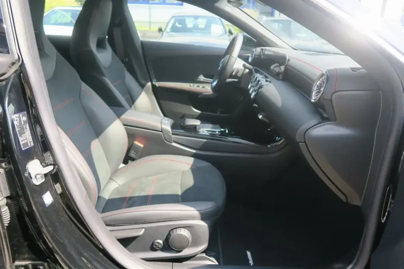 Mercedes-Benz CLA 250 din 2023 cu 6.546 km - oferta MER125327 - foto 9