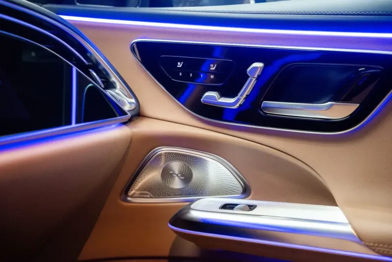 Mercedes-Benz E 200 din 2024 cu 5 km - oferta MER125338 - foto 14