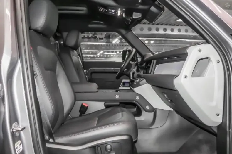 Land Rover Defender din 2023 cu 27.930 km - oferta LAN125363 - foto 3