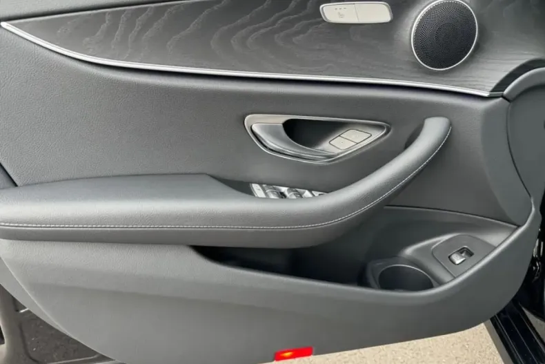 Mercedes-Benz E 200 din 2023 cu 22.400 km - oferta MER125378 - foto 10