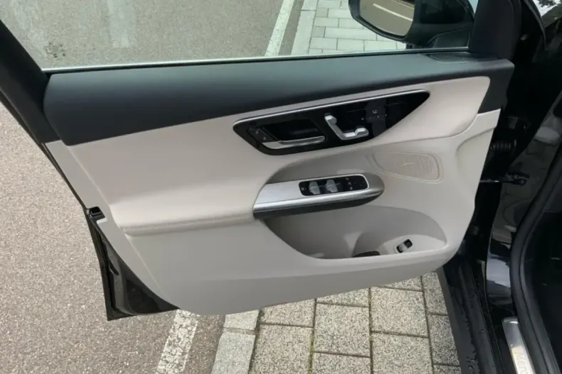 Mercedes-Benz GLC 220 din 2024 cu 9.900 km - oferta MER125486 - foto 12