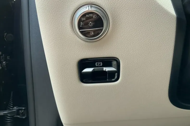 Mercedes-Benz GLC 220 din 2024 cu 9.900 km - oferta MER125486 - foto 13