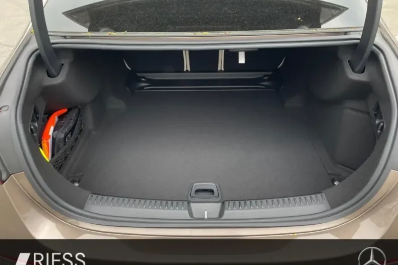 Mercedes-Benz E 220 din 2024 cu 9.000 km - oferta MER125536 - foto 5