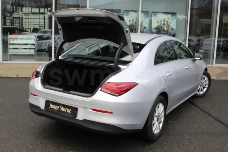 Mercedes-Benz CLA 200 din 2023 cu 10.340 km - oferta MER125545 - foto 4