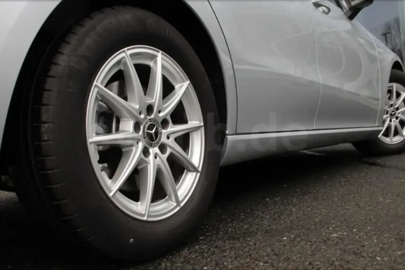 Mercedes-Benz CLA 200 din 2023 cu 10.340 km - oferta MER125545 - foto 5