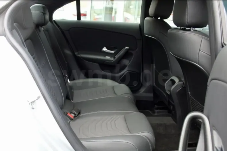 Mercedes-Benz CLA 200 din 2023 cu 10.340 km - oferta MER125545 - foto 8