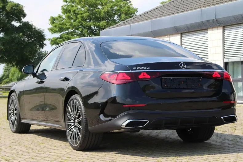 Mercedes-Benz E 220 din 2024 cu 20 km - oferta MER125579 - foto 5