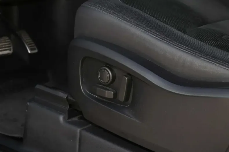 Land Rover Defender din 2022 cu 66.800 km - oferta LAN125606 - foto 13