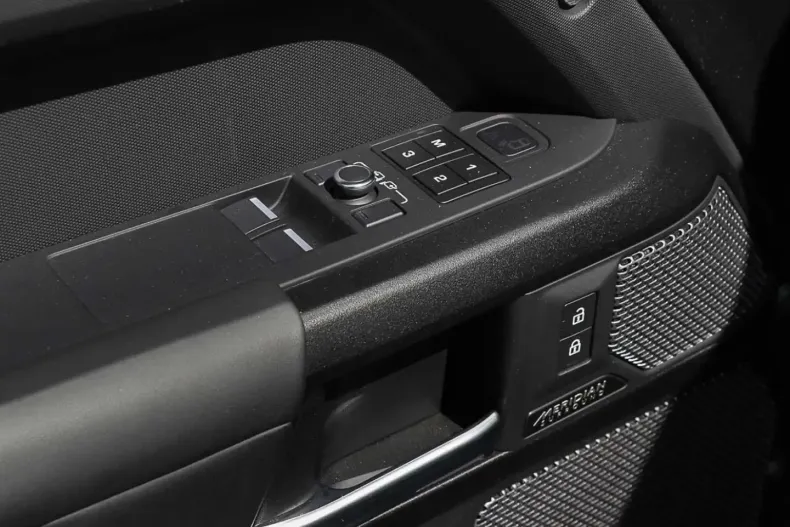 Land Rover Defender din 2022 cu 66.800 km - oferta LAN125606 - foto 14