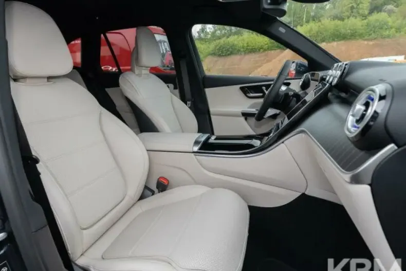 Mercedes-Benz GLC 200 din 2024 cu 4.500 km - oferta MER125646 - foto 5