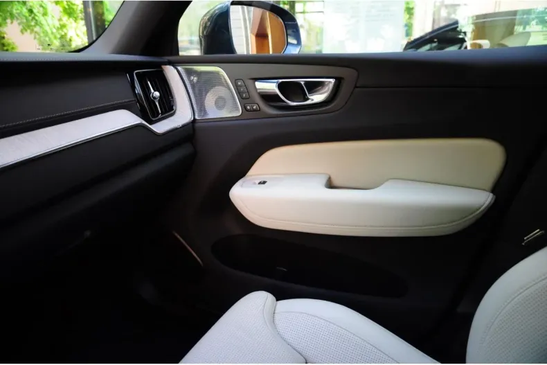 Volvo XC60 din 2021 cu 30.600 km - oferta VOL125707 - foto 16