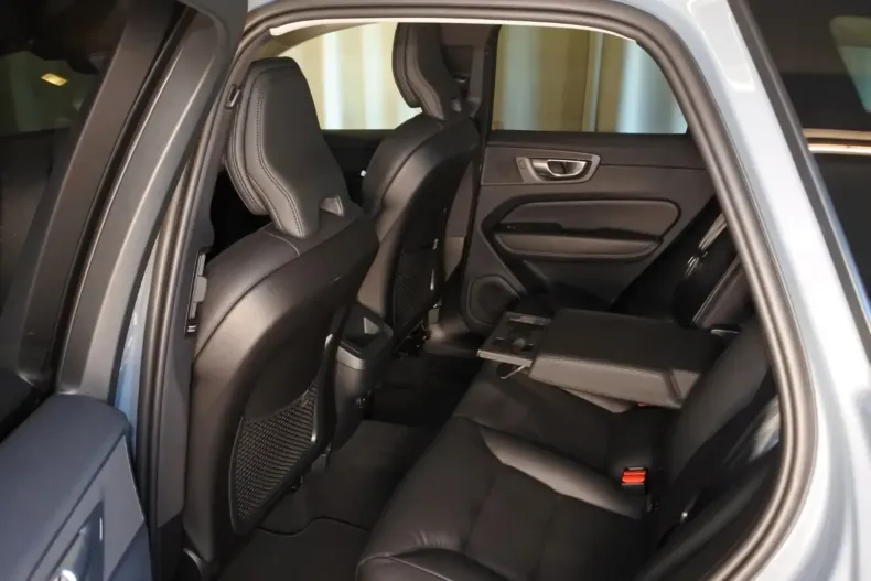 Volvo XC60 din 2023 cu 8.300 km - oferta VOL125829 - foto 8