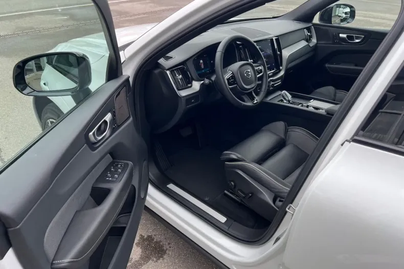 Volvo XC60 din 2023 cu 20.000 km - oferta VOL125954 - foto 6