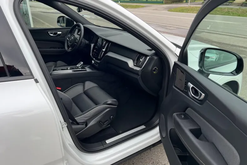 Volvo XC60 din 2023 cu 20.000 km - oferta VOL125954 - foto 7