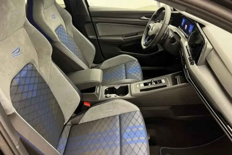 Volkswagen Golf din 2023 cu 3.000 km - oferta VOL126144 - foto 3