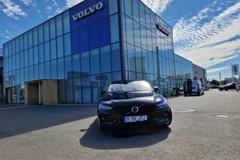 Volvo S60 din 2024 cu 6.995 km - oferta VOL126208 - foto 1