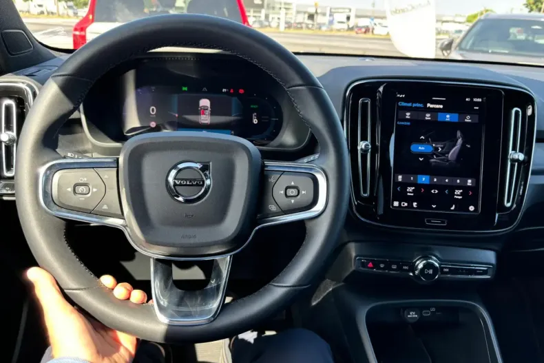 Volvo XC40 din 2023 cu 7.985 km - oferta VOL126215 - foto 17