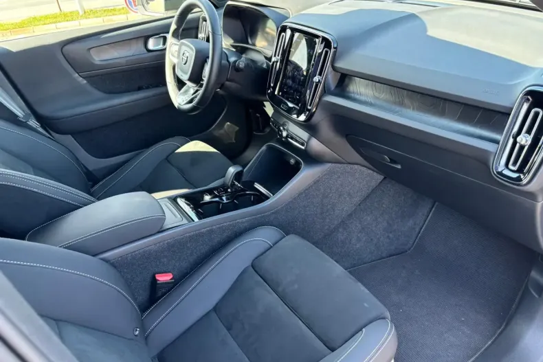 Volvo XC40 din 2023 cu 7.985 km - oferta VOL126215 - foto 24