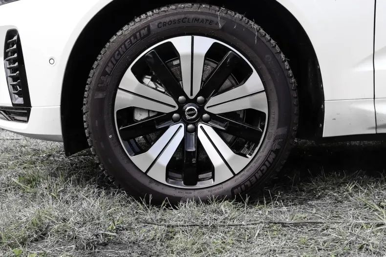 Volvo XC60 din 2023 cu 5.980 km - oferta VOL126279 - foto 3