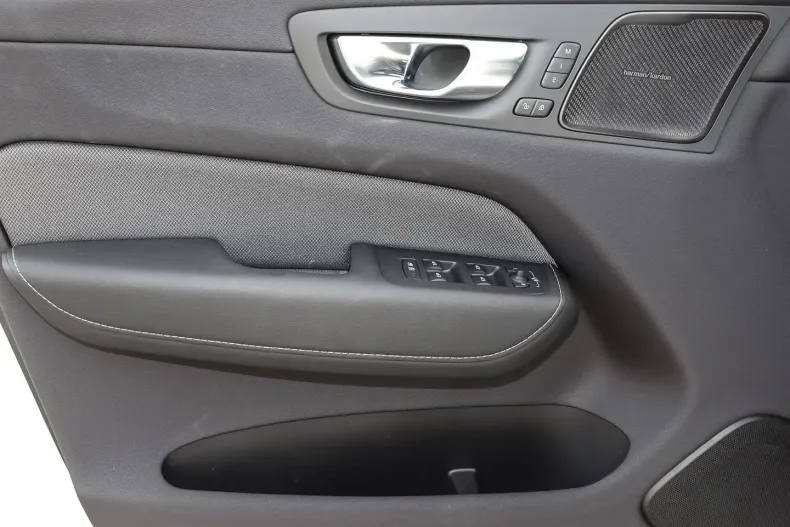 Volvo XC60 din 2023 cu 5.980 km - oferta VOL126279 - foto 9