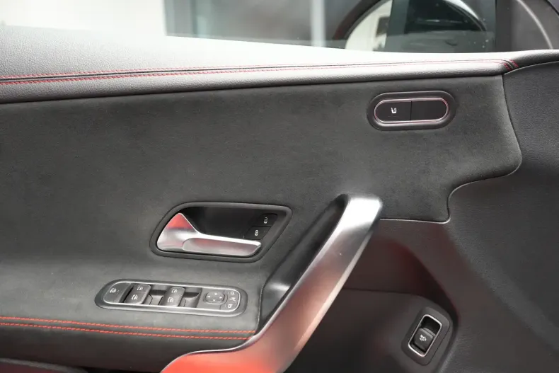 Mercedes-Benz CLA 220 din 2022 cu 51.980 km - oferta MER126283 - foto 12