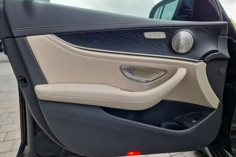 Mercedes-Benz E 300 din 2022 cu 24.300 km - oferta MER126287 - foto 14