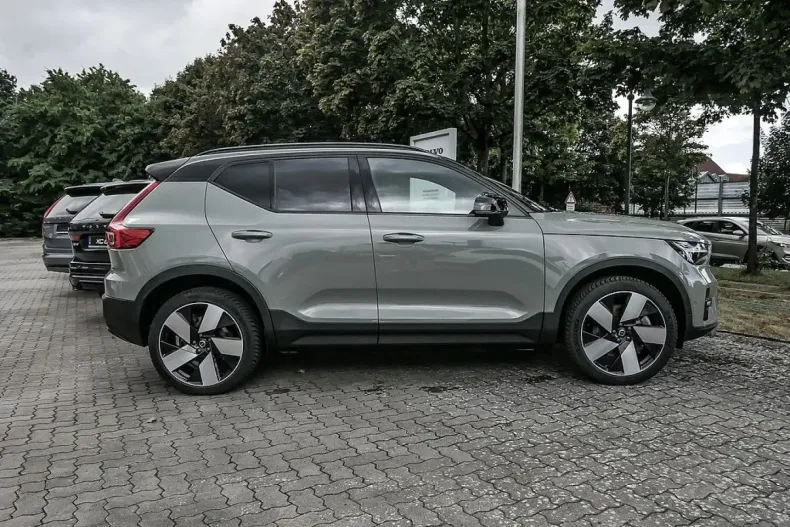 Volvo XC40 din 2023 cu 74.950 km - oferta VOL126809 - foto 2