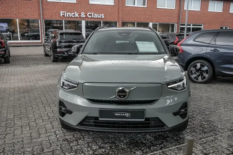 Volvo XC40 din 2023 cu 74.950 km - oferta VOL126809 - foto 3