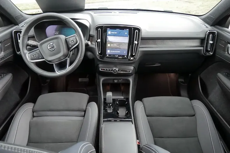 Volvo XC40 din 2023 cu 74.950 km - oferta VOL126809 - foto 8