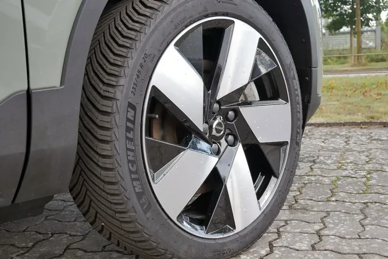 Volvo XC40 din 2023 cu 74.950 km - oferta VOL126809 - foto 12