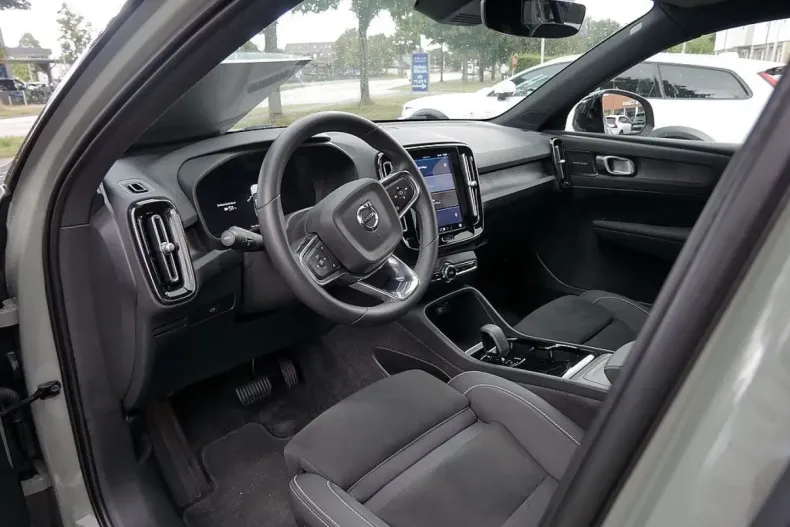 Volvo XC40 din 2023 cu 74.950 km - oferta VOL126809 - foto 16