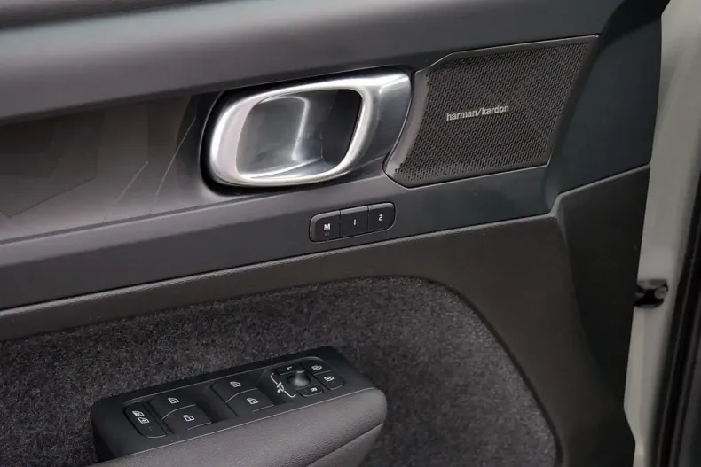 Volvo XC40 din 2023 cu 74.950 km - oferta VOL126809 - foto 17