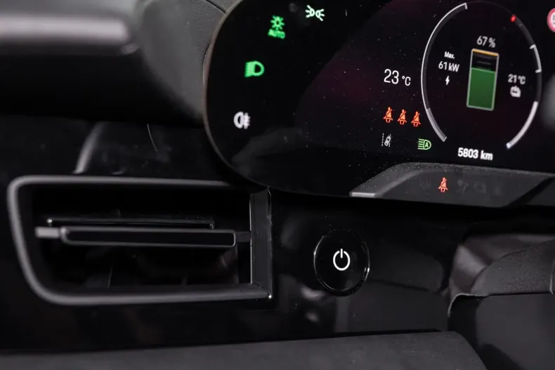 Porsche Taycan din 2025 cu 5.911 km - oferta POR126906 - foto 26