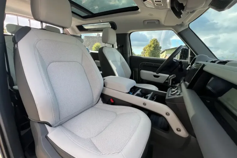 Land Rover Defender din 2024 cu 8.700 km - oferta LAN126913 - foto 10