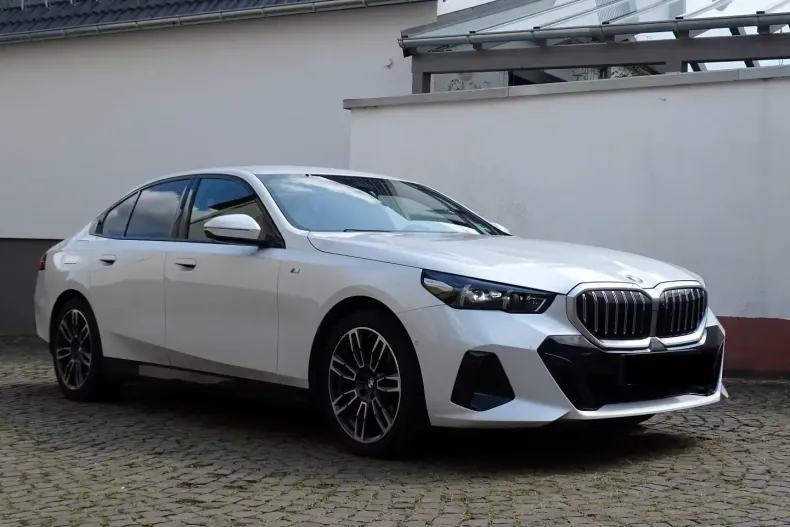 BMW 520 din 2025 cu 26.800 km - oferta BMW127240 - foto 1