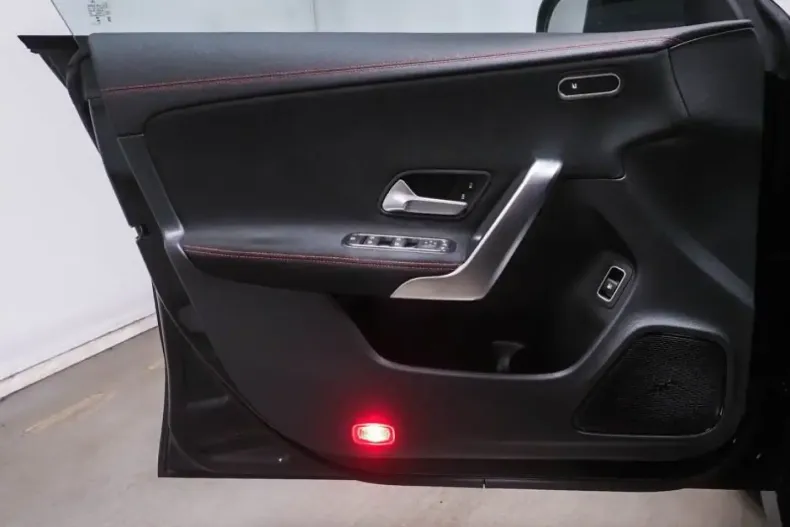 Mercedes-Benz CLA 250 din 2024 cu 11.832 km - oferta MER127393 - foto 10