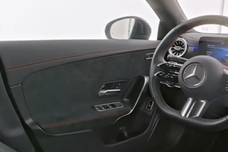 Mercedes-Benz CLA 250 din 2024 cu 11.369 km - oferta MER127395 - foto 7