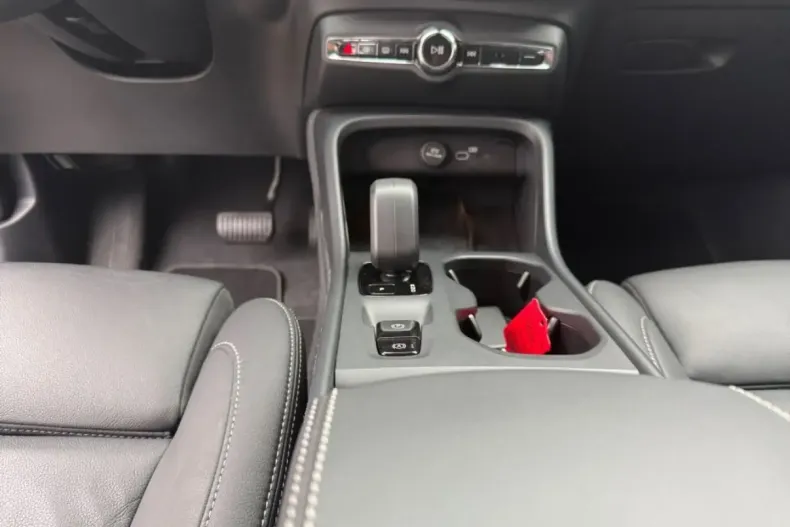 Volvo XC40 din 2024 cu 23.217 km - oferta VOL127565 - foto 9