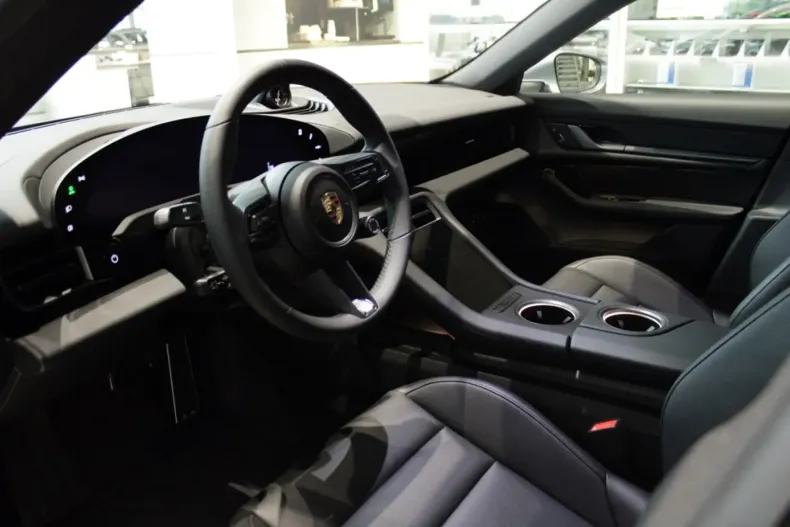 Porsche Taycan din 2025 cu 0 km - oferta POR127621 - foto 3