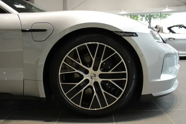 Porsche Taycan din 2025 cu 0 km - oferta POR127621 - foto 7