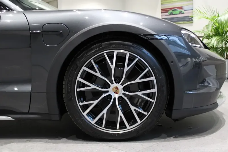 Porsche Taycan din 2024 cu 200 km - oferta POR127640 - foto 17