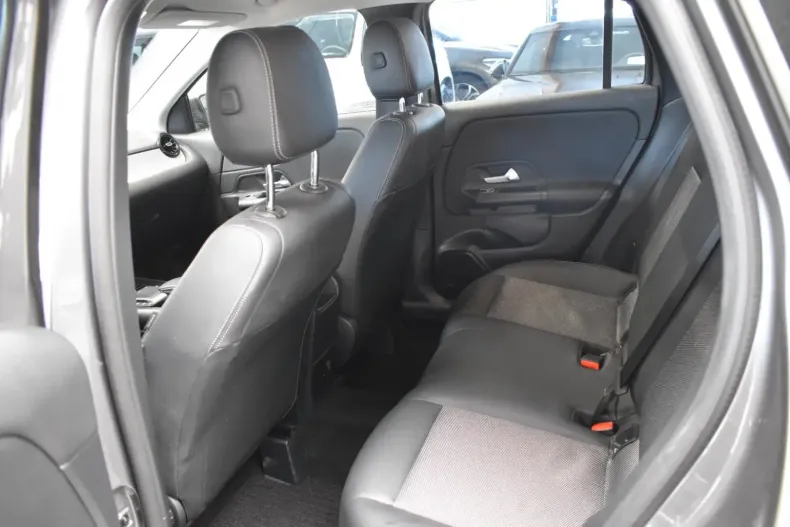 Mercedes-Benz GLA 200 din 2021 cu 33.800 km - oferta MER127673 - foto 8